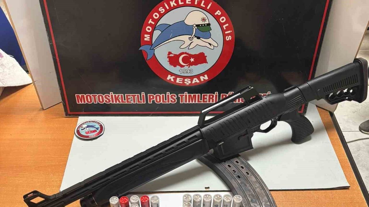 Halı İçinden Ruhsatsız Av Tüfeği Çıktı