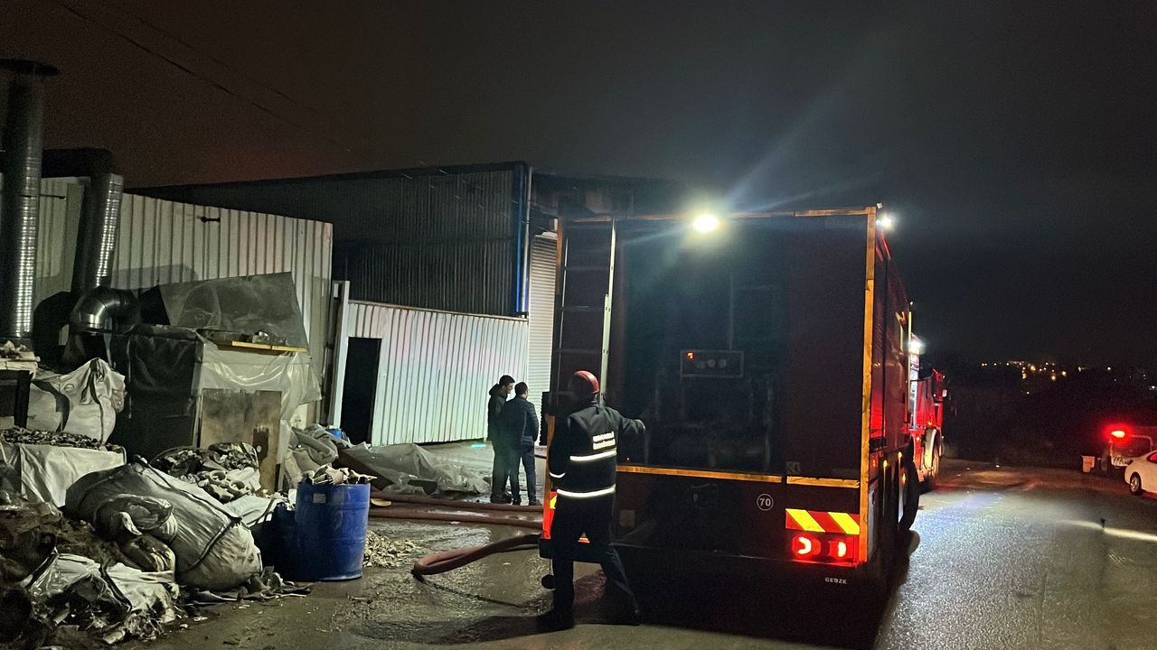 Gece yarısı panik yaratan olay: Kocaeli’de iş yerinde çıkan yangın ekipleri alarma geçirdi