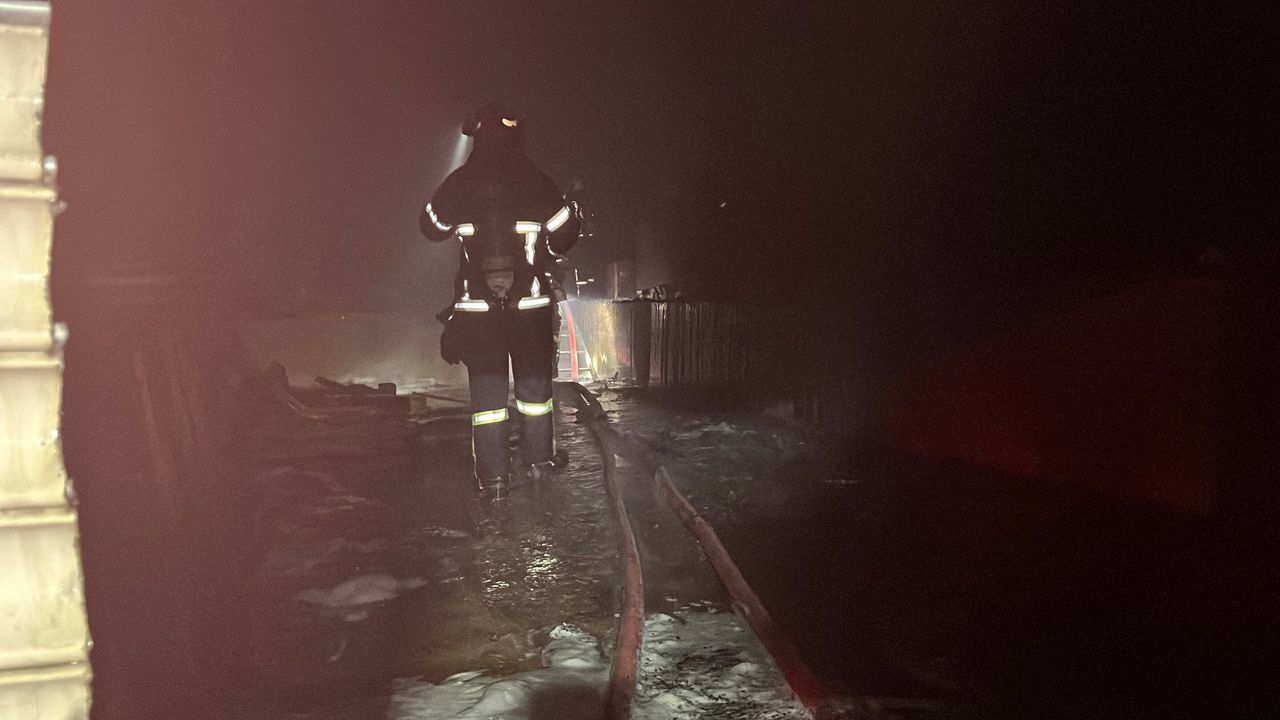 Tuzla’daki Şantiyede İşçi Konteynerleri Alev Alev Yandı