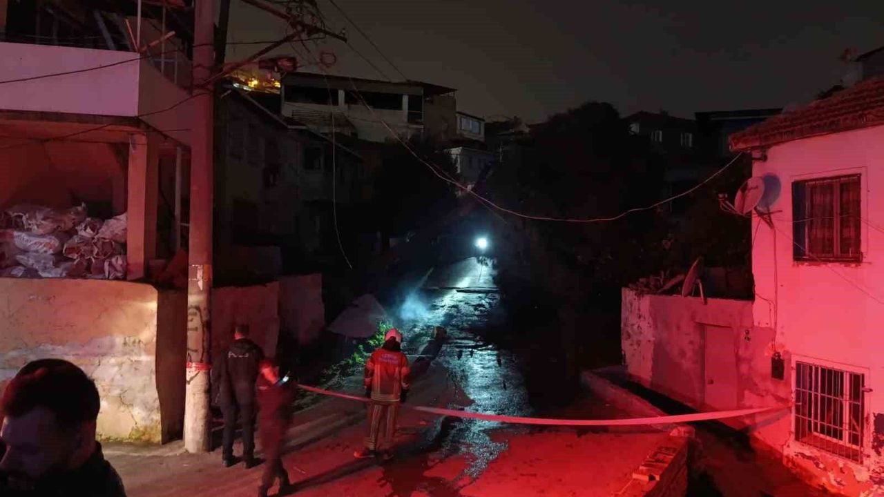 Fırtına Çam Ağacını Devirdi, Teller Kıvılcım Saçtı