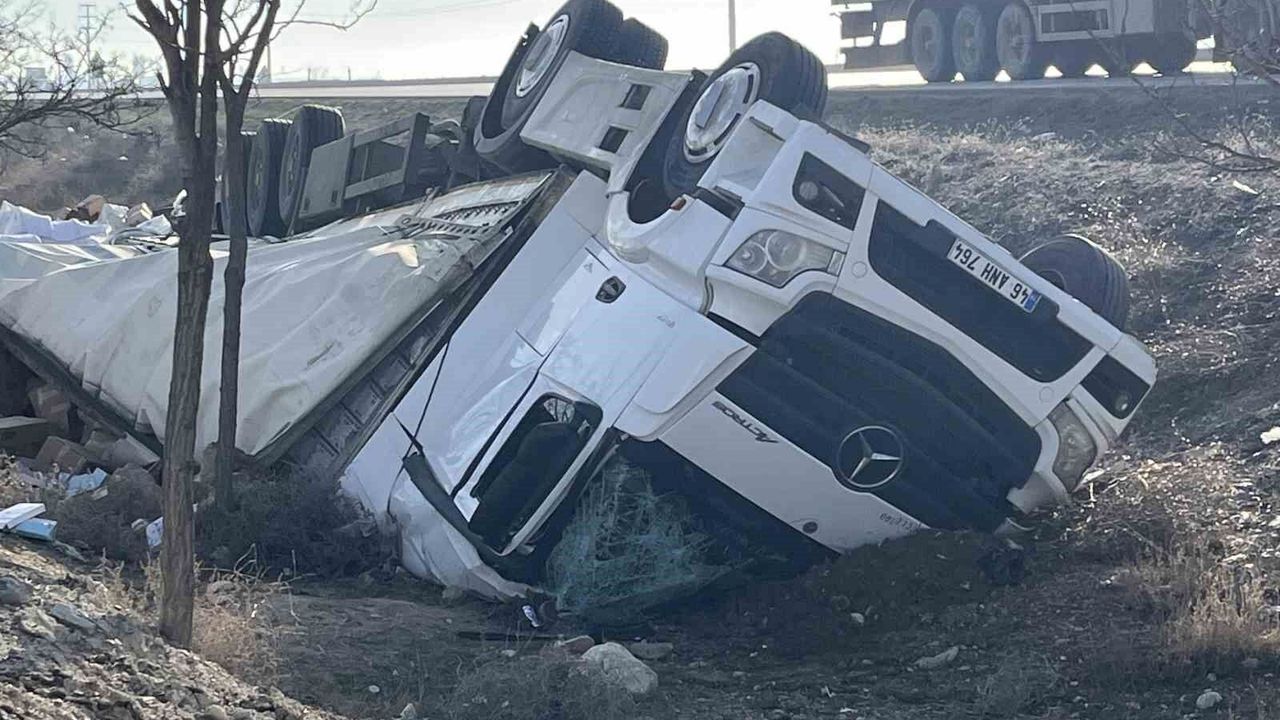 Sabah saatlerinde kaza: Direksiyon hâkimiyeti kayboldu, tır şarampole devrildi