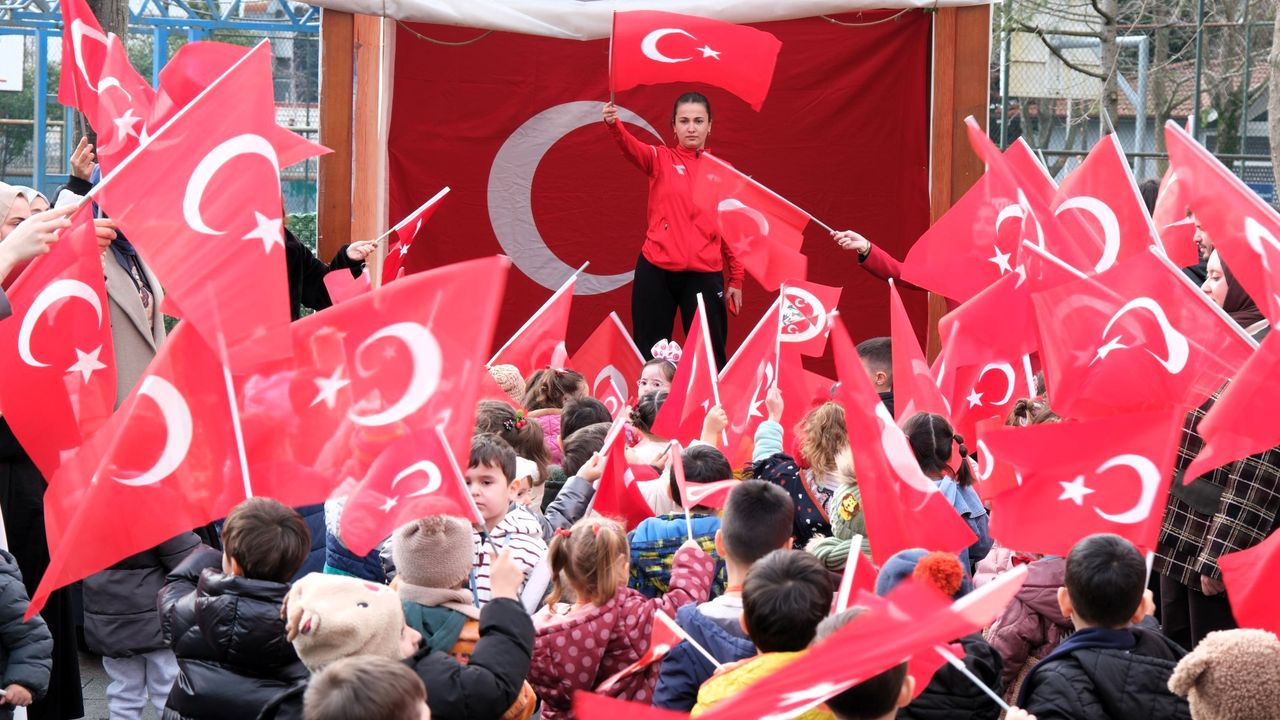 Lokomotif Çocuk Köyü’nde İlk Ders “Bayrak Sevgisi” Oldu