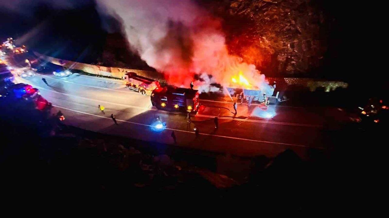 Sunta yüklü tır alevlere teslim oldu