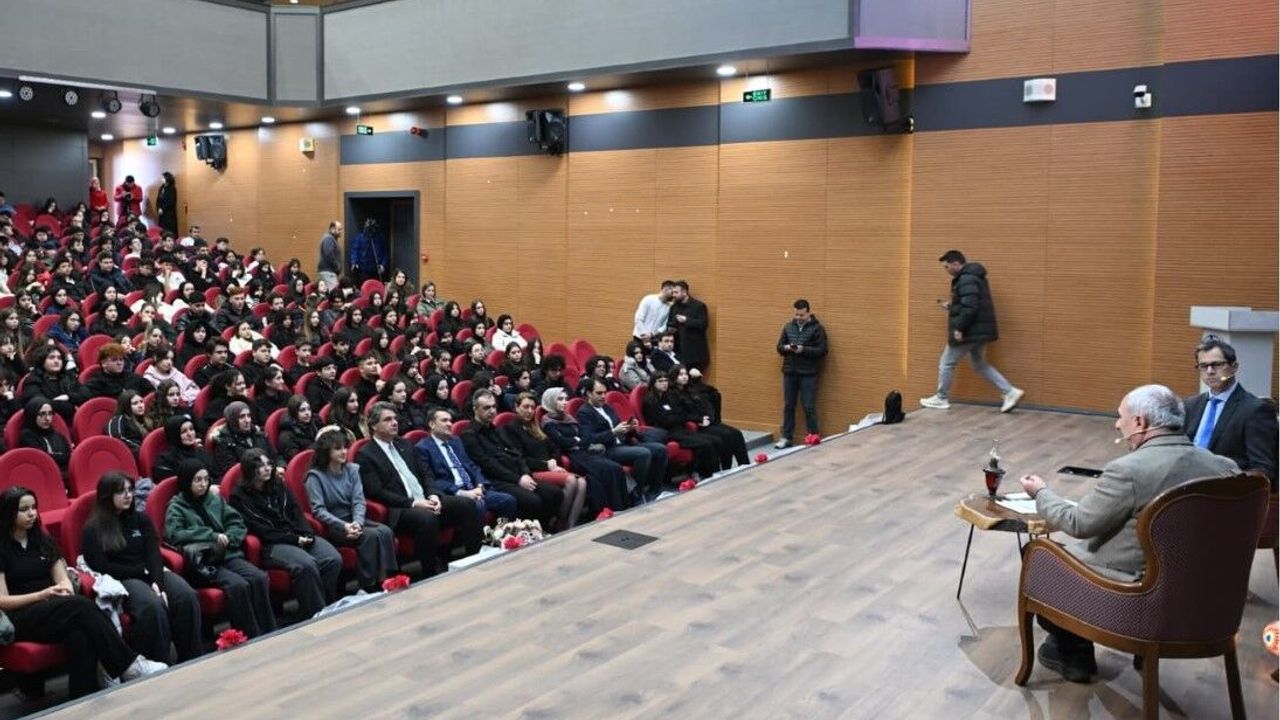 Nurullah Genç, Kartepe’de Gençlerle Sanat ve Edebiyatı Paylaştı