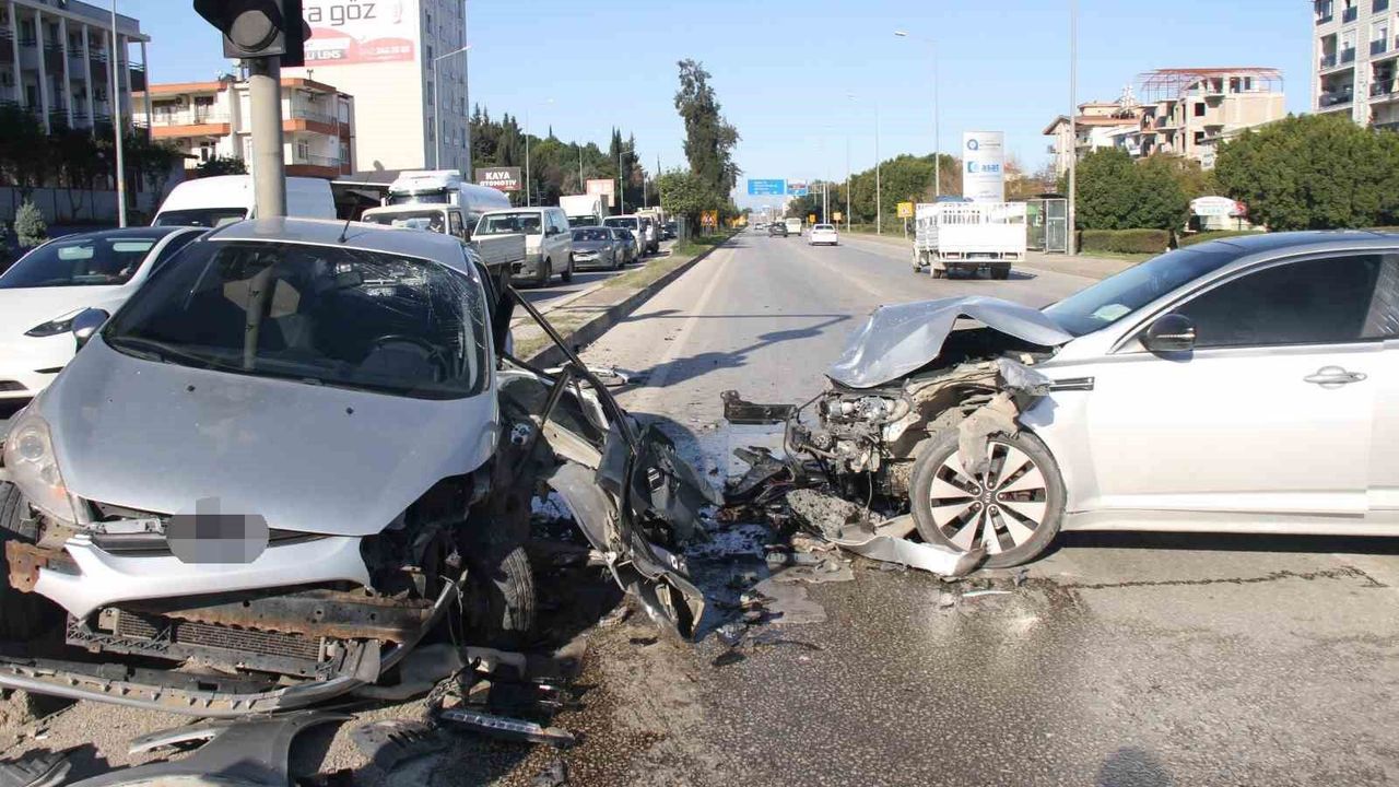 İki Otomobil Çarpıştı, 2 Kişi Yaralandı