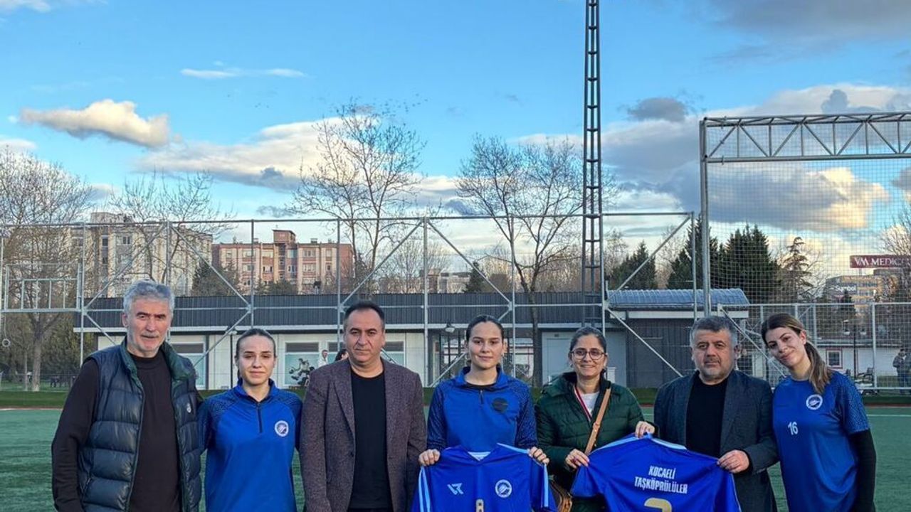 Taşköprülüler'den Karşıyaka Koleji’ne forma takviyesi