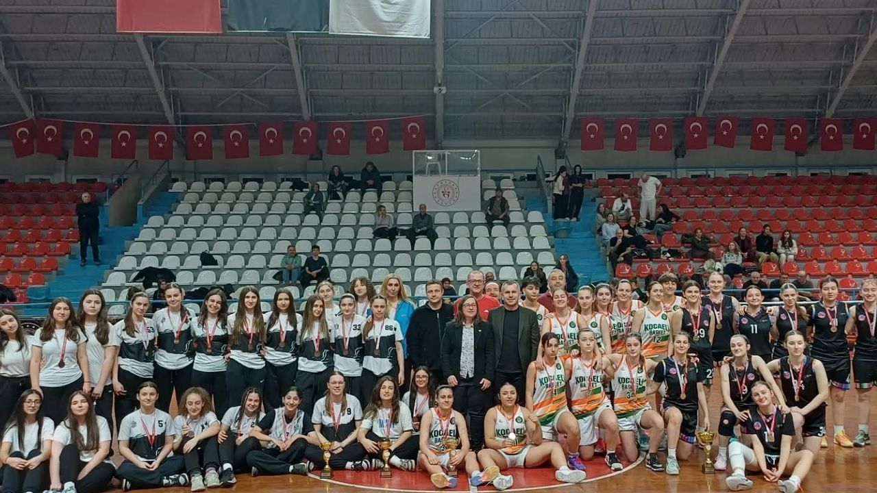U16 Kızlar Basketbol Ligi’nde şampiyon İzmit Zirve SK