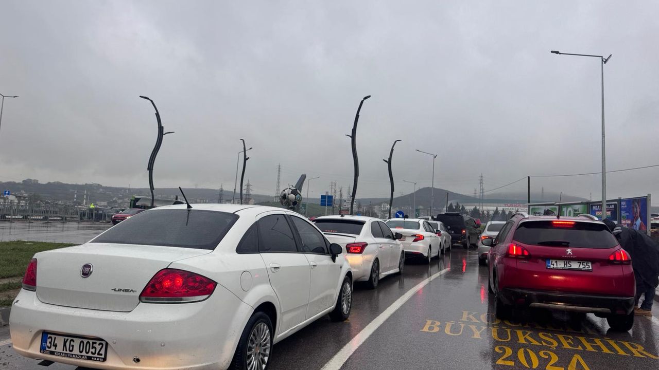 Kocaelispor–Fenerbahçe Maçı Öncesi Stadyum Yolunda Uzun Araç Kuyrukları