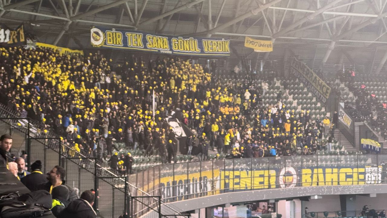 Tribünler Sarıya Büründü