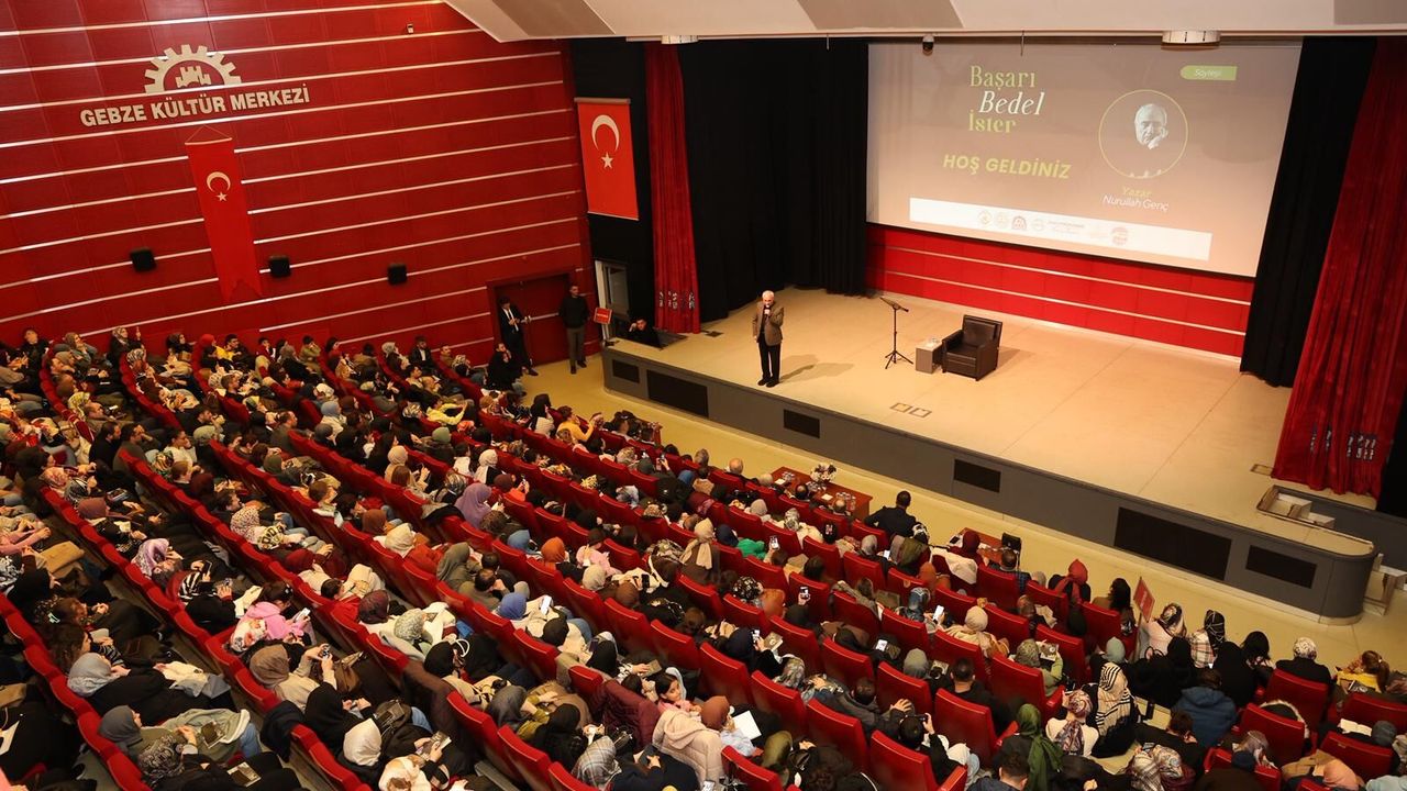 Gebze Okur Projesi’nde Nurullah Genç’e Yoğun İlgi