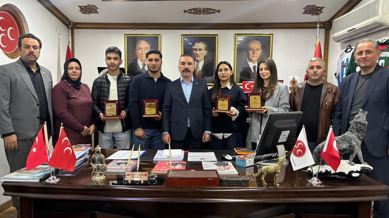 MHP Dilovası’nda En Genç Üye Bayrağı El Değiştirdi