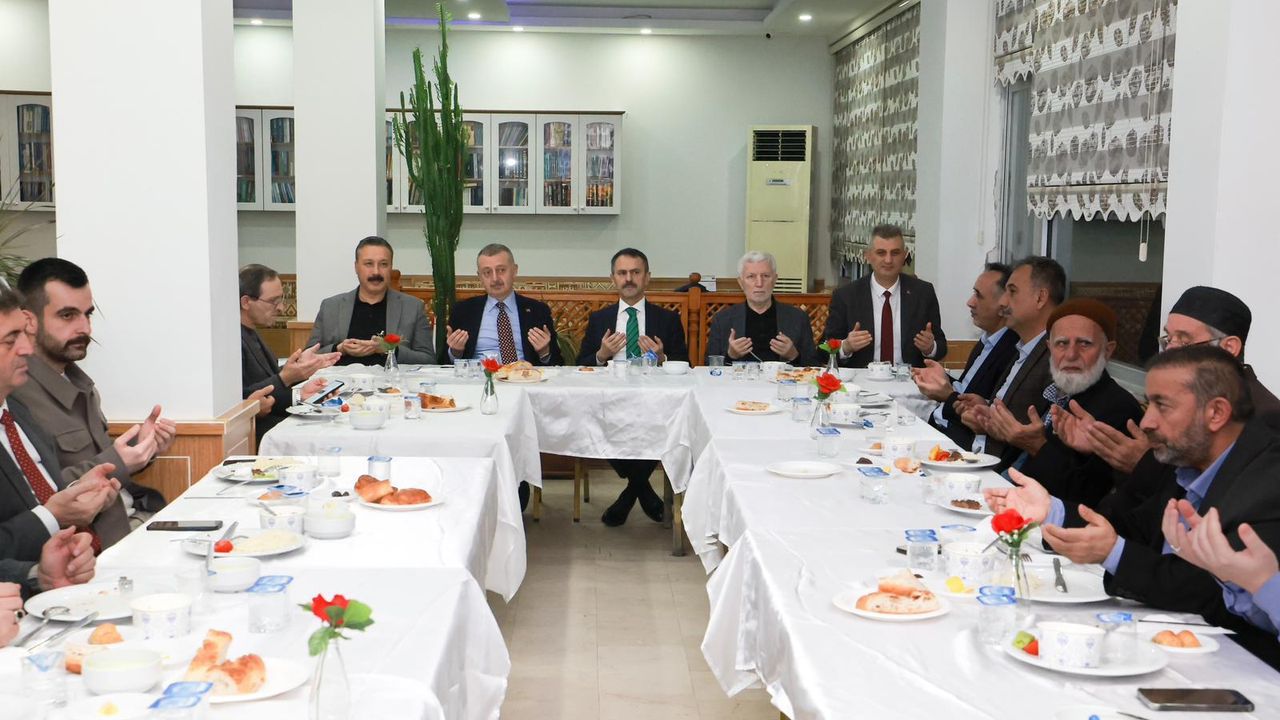 Vali İlhami Aktaş, Gölcük Ziyaret Vakfı İftarına Katıldı