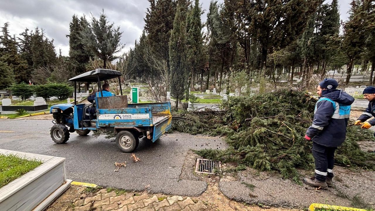 Gebze’de Bayram Öncesi Mezarlıklarda Bakım Çalışmaları Hızlandı