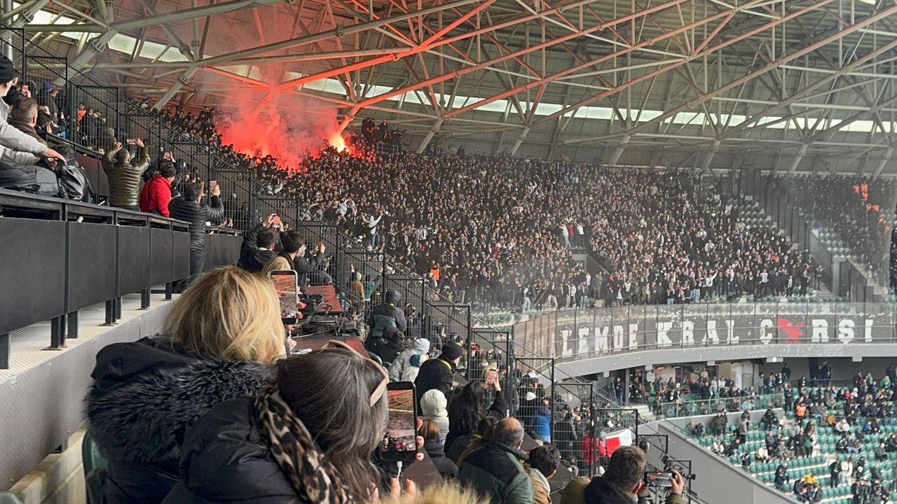 Beşiktaş Tribününden Meşale Gösterisi, Taraftarlar Arasında Herhangi Bir Olumsuzluk Yaşanmadı