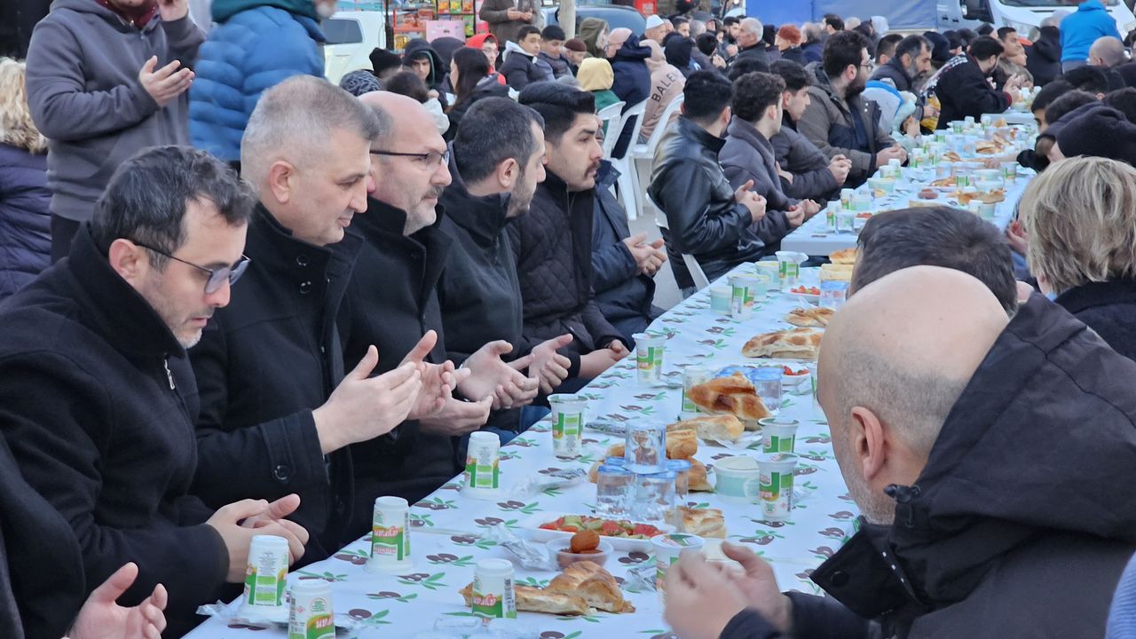 Kavaklı Mahallesi’nde 1200 Kişilik İftar Sofrası Kuruldu