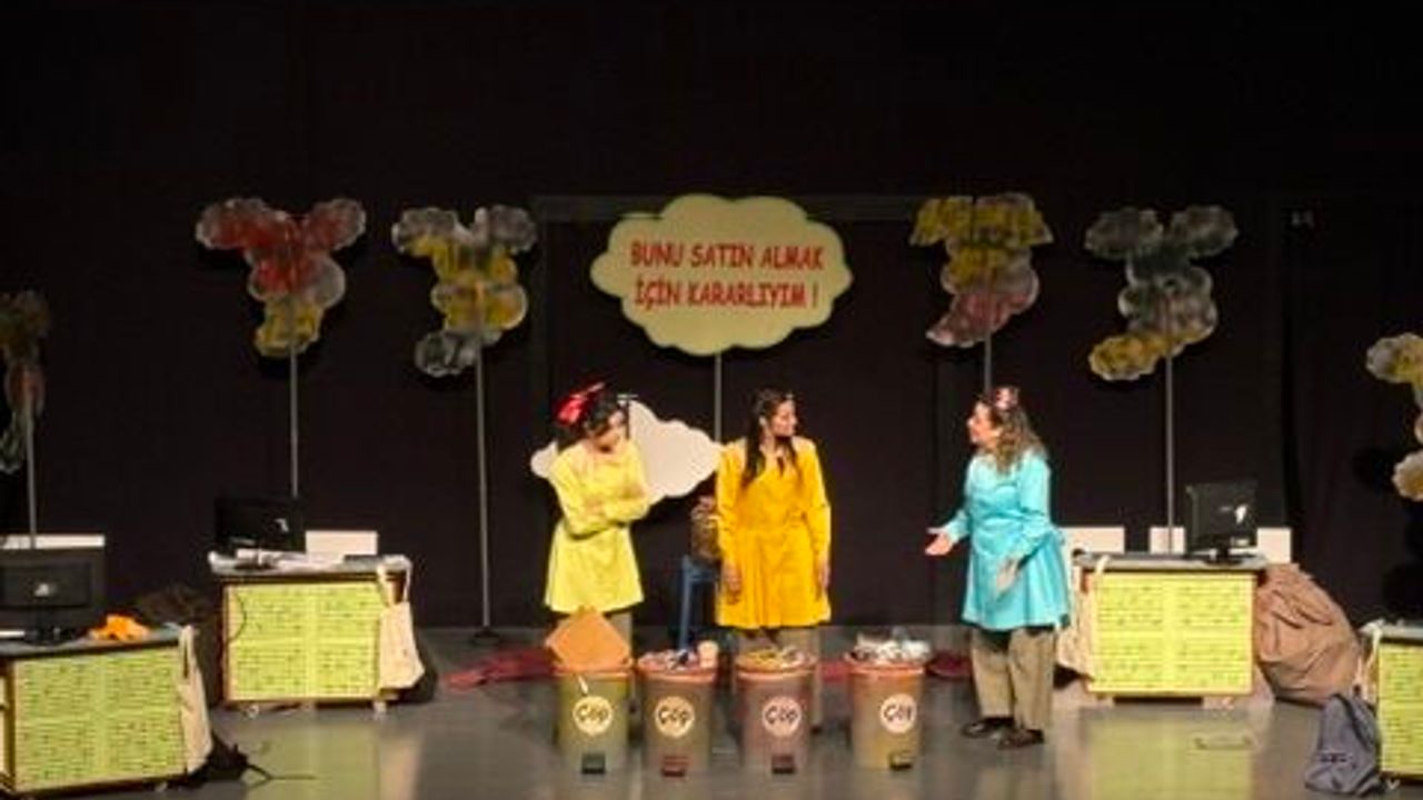 “Çöpe Hiç At Sıfır Olsun” Tiyatro Oyunu Prömiyerini Yaptı