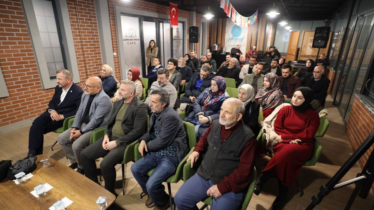 Başiskele’de Şiir Şöleni: Bestami Yazgan Gülü İncitme Gönül İle Mest Etti!