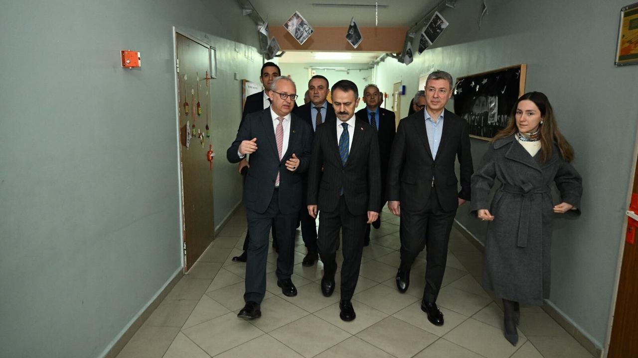 Vali Aktaş, İzmit Ulubatlı Hasan Ortaokulunu Ziyaret Etti