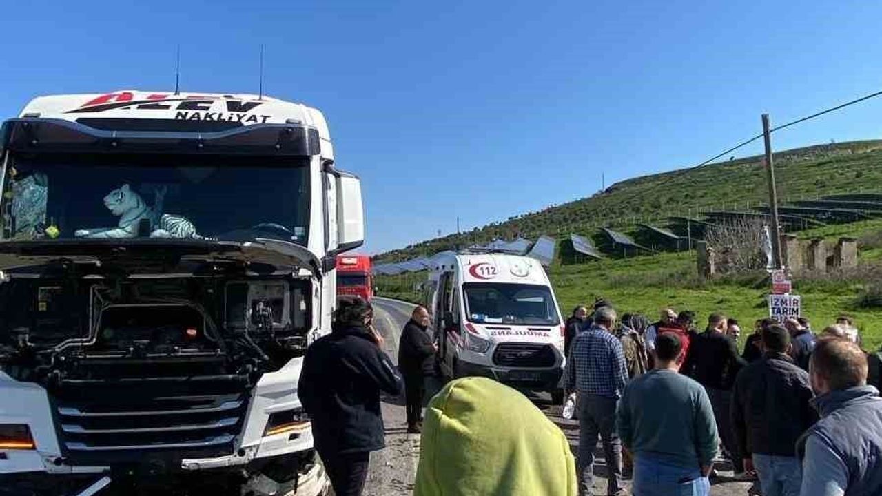 Tire’de Hatalı Sollama Kaza Getirdi: Otomobil Kamyona Çarptı