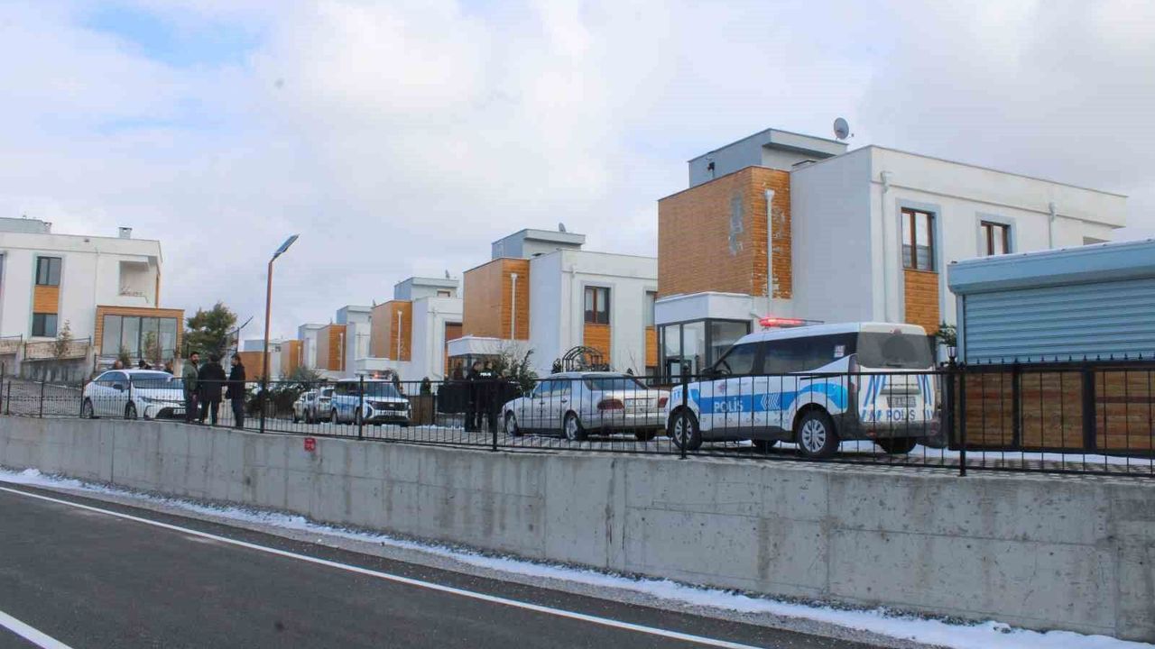 Eski ve Yeni Erkek Arkadaş Arasında Bıçaklı Kavga: 1 Yaralı