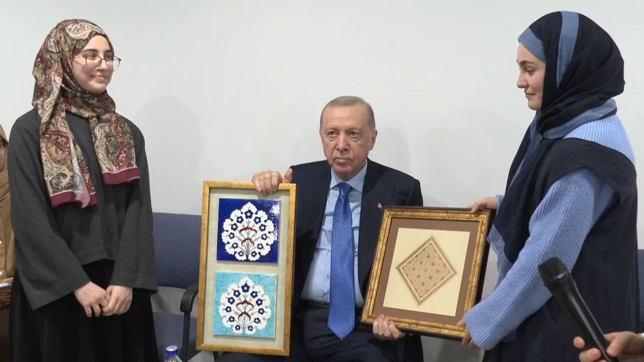 Cumhurbaşkanı Erdoğan, Marmara Üniversitesi İlahiyat Fakültesi Öğrencilerini Ziyaret Etti