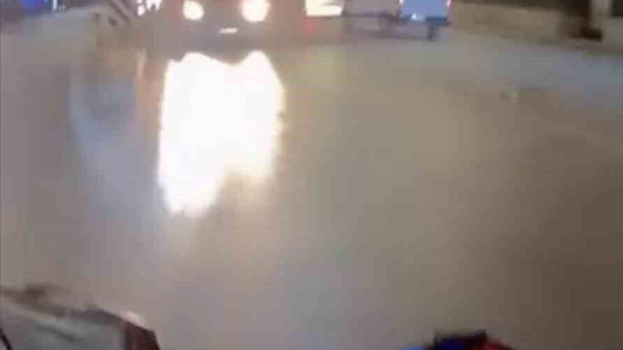 Bursa’da Ters Yönden Gelen Otomobil Motosiklet Sürücüsünü Tehlikeye Attı