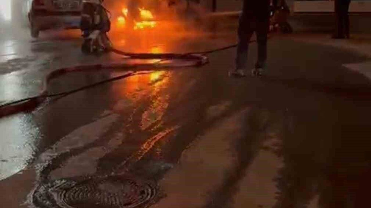 Şarj Sırasında Alev Alan Elektrikli Otomobil Küle Döndü