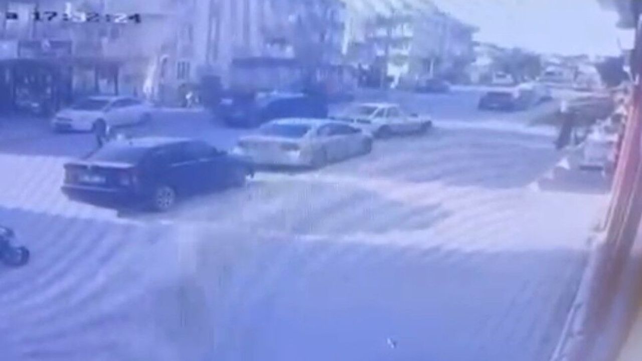 Motosiklet Otomobille Çarpıştı, 3 Kişi Yaralandı