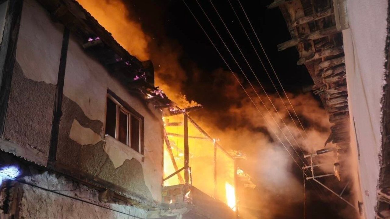 İki Katlı Evde Çıkan Yangın Söndürüldü