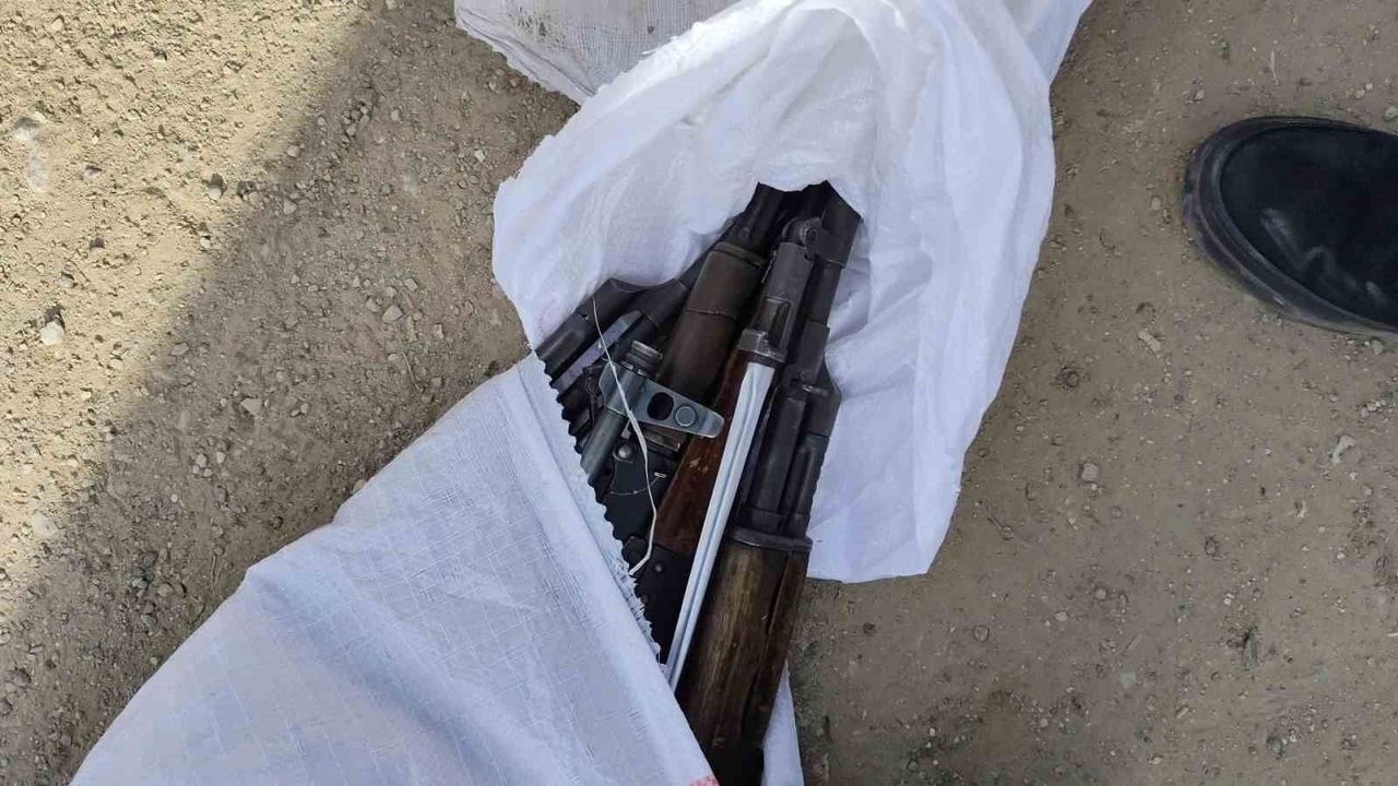 Polisten Kaçarken Kalaşnikof Dolusu Çuvalı Yola Attılar: 4 Tutuklama