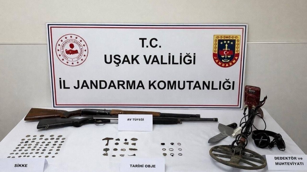 Tarihi Eser Kaçakçıları Jandarmaya Takıldı: 63 Sikke Ele Geçirildi