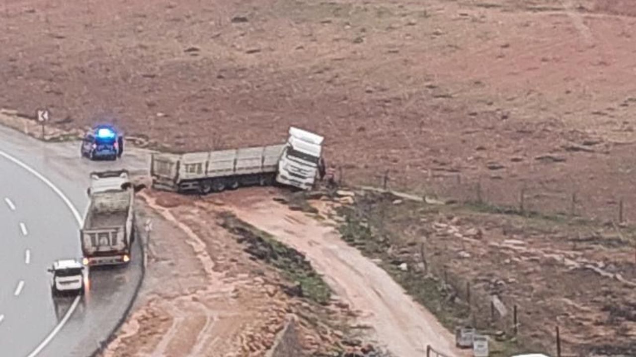 Kontrolden Çıkan Kamyon Yol Kenarına Savruldu