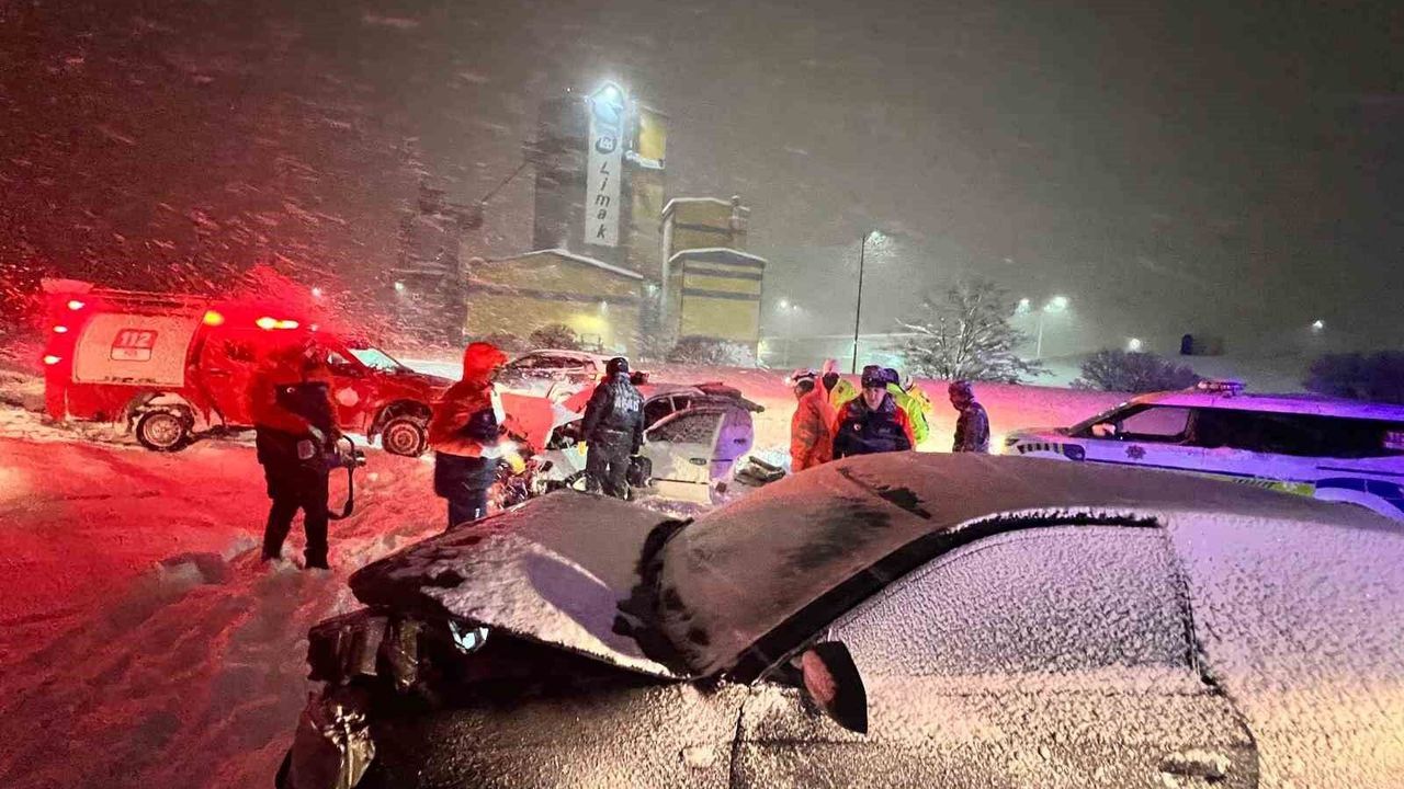 Bitlis’te Kar Yağışı Kazaya Neden Oldu: 2’si Çocuk 7 Yaralı