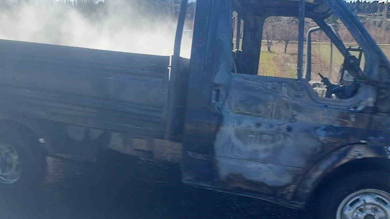 Seyir Halindeki Kamyonet Alevlere Teslim Oldu