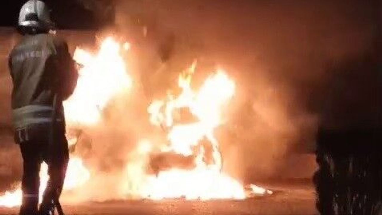 Hatay’da Park Halindeki Motosiklet Alevlere Teslim Oldu