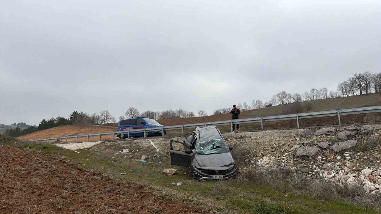 Direksiyon Hakimiyetini Kaybeden Sürücü Tarlaya Uçtu: 1 Yaralı