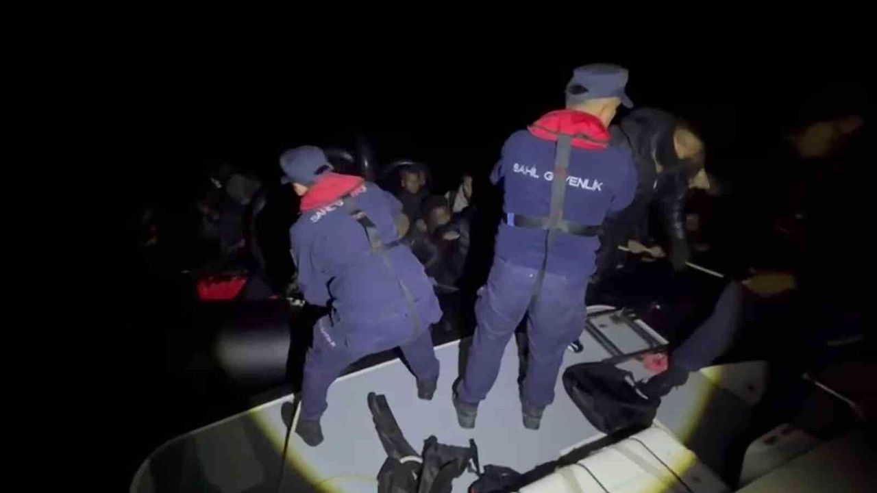 Çeşme Açıklarında Lastik Botta 34 Düzensiz Göçmen Yakalandı