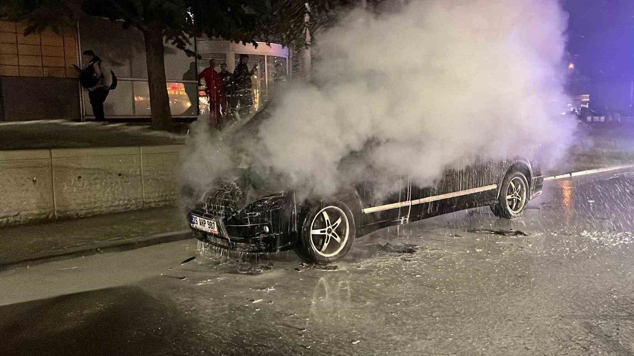 Merkezde Alev Alan Minibüs Paniğe Neden Oldu