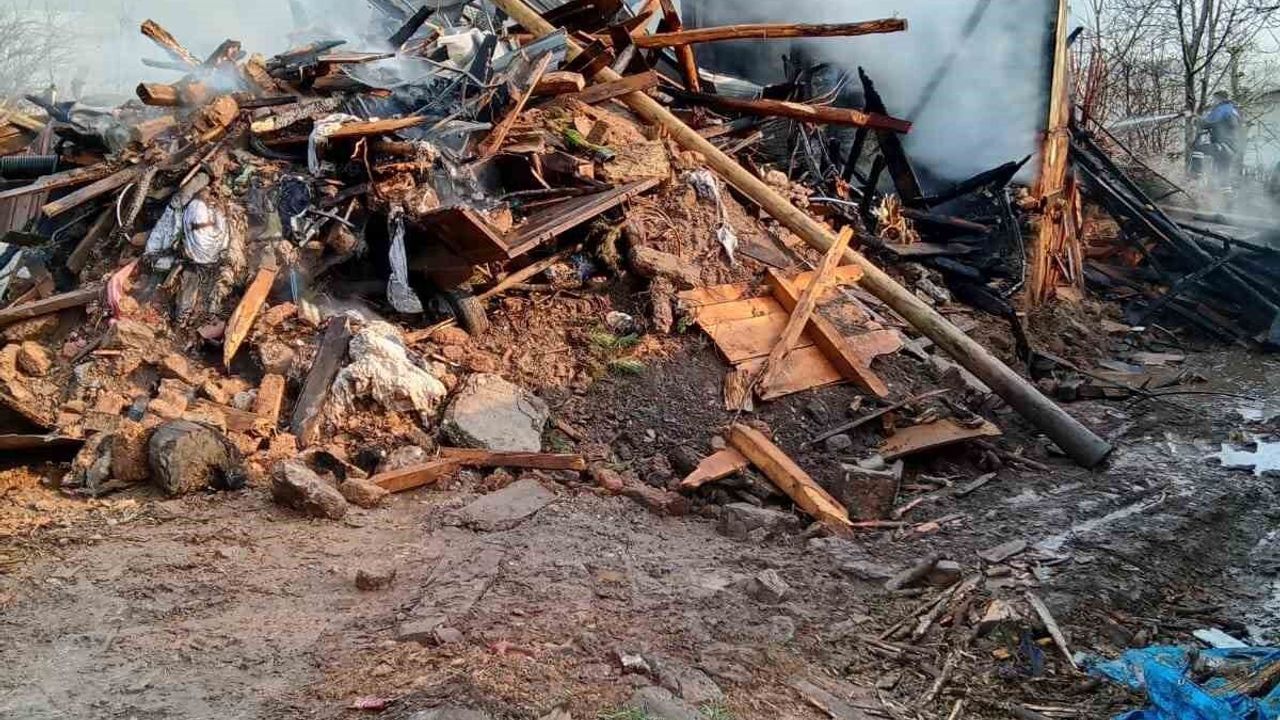 İki Katlı Ahşap Ev ve Ahır Alevlere Teslim Oldu