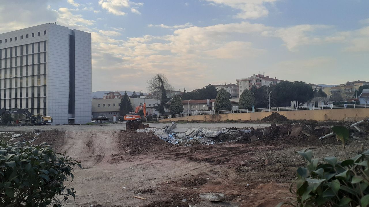 Derince’de sağlıkta dev yatırım: Yeni hastane için ilk kazma vuruldu