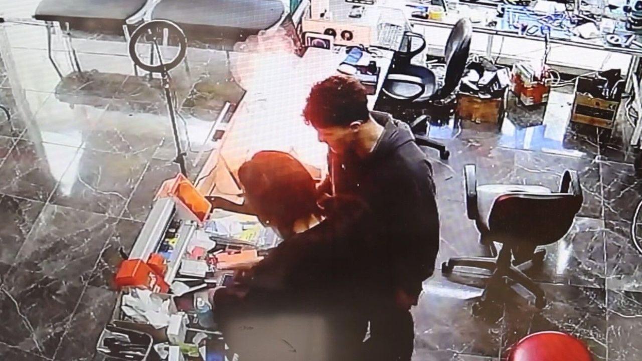 Cep Telefonu Tamir Edilirken Patladı: Alev Alan Telefon Anbean Kamerada