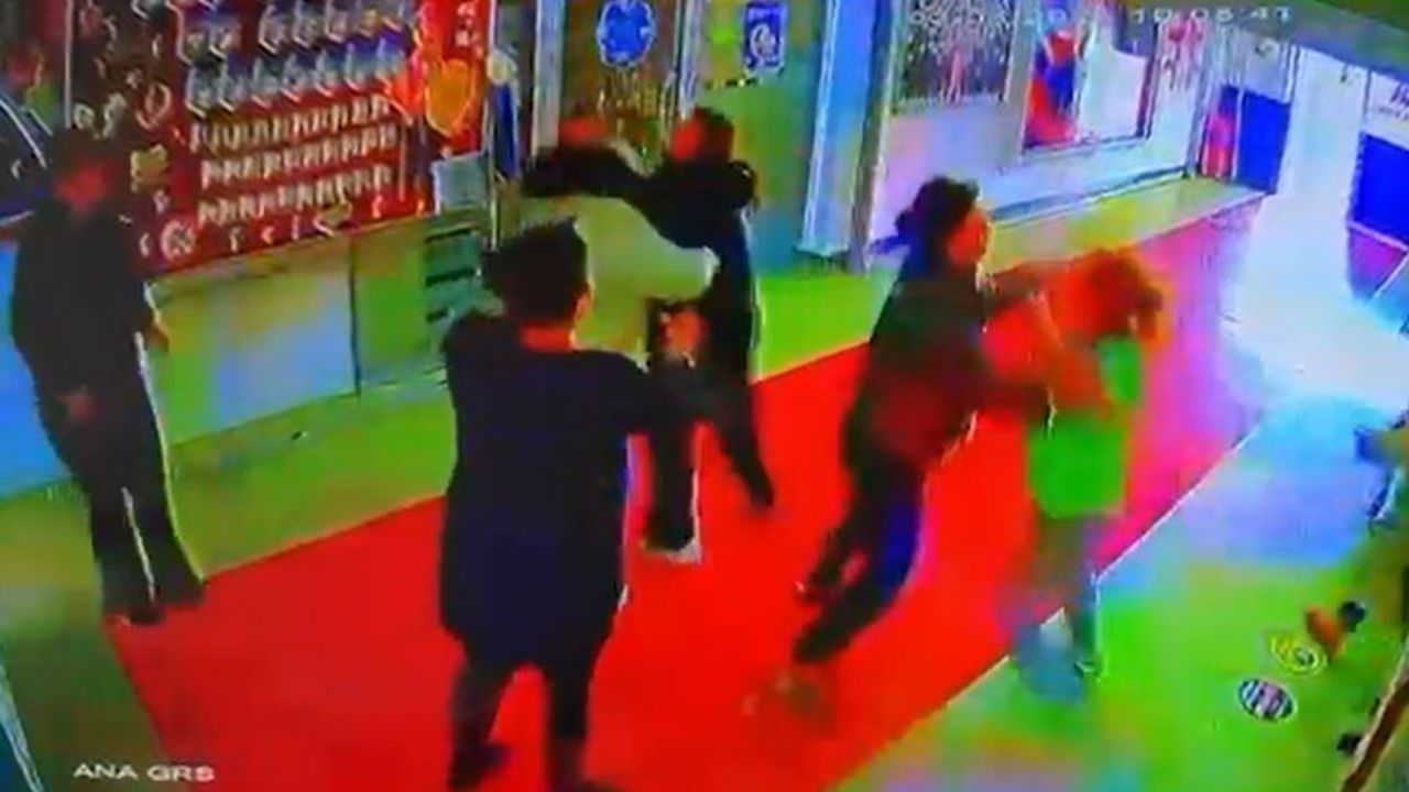 Esenyurt’ta Okulda Şiddet: Veliler Arasında Saç Saça Baş Başa Kavga