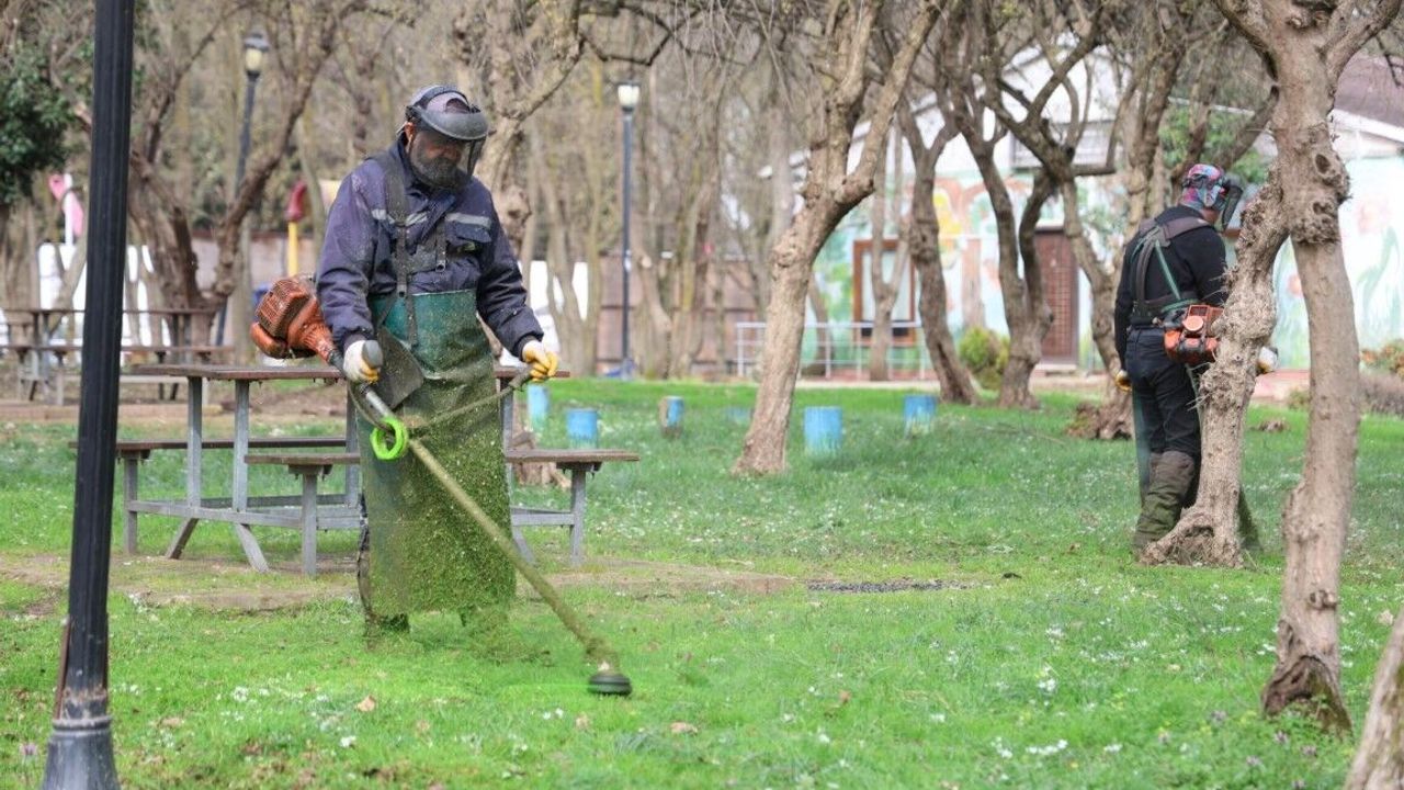 Kartepe’de Yeşil Alanlarda Yabani Ot ve Diken Temizliği Başlatıldı