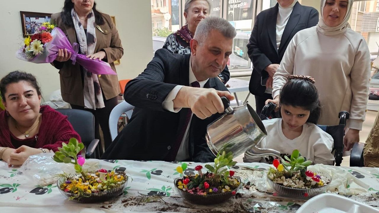 Gölcük'te 8 Mart Dünya Kadınlar Günü’ne Özel Engelli Bireyler İçin "Teraryum Atölyesi" Düzenlendi