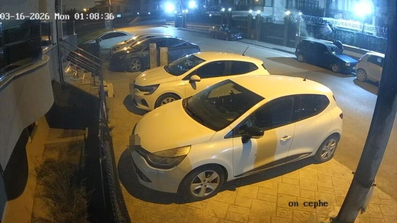 Dakikalarca süren yangın: Kocaeli'de otomobil alev alev yanarken yaşananlar