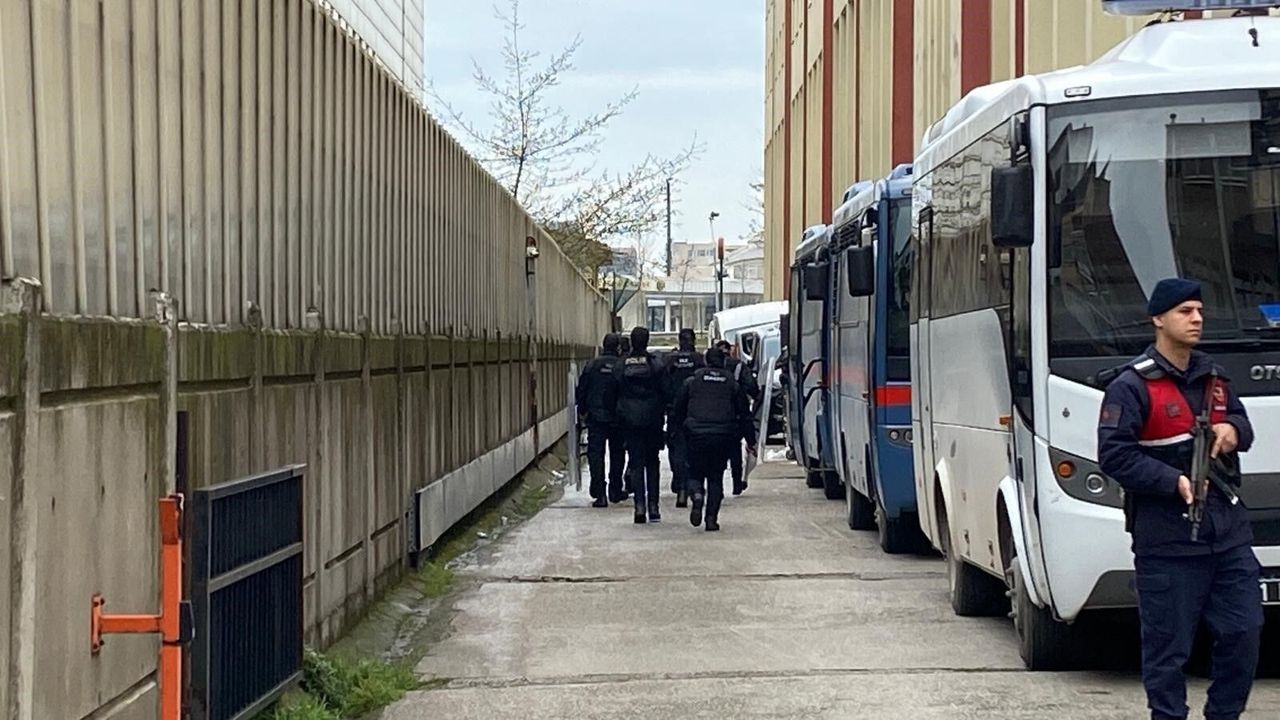 İzmit’teki Kanlı İnfazda Gözaltına Alınan 9 Kişi Adliye'de