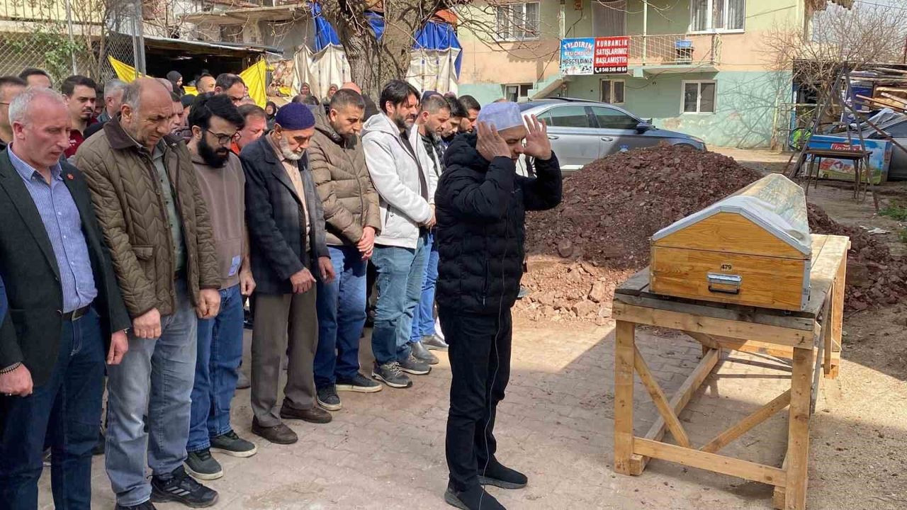 İzmit'teki Feci Yangında Ölen Cahit Tanıl Toprağa Verildi