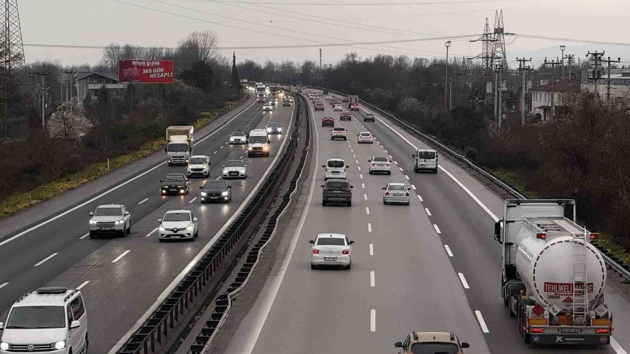 Anadolu Otoyolu'nda bayramın son günü akıcı yoğunluk