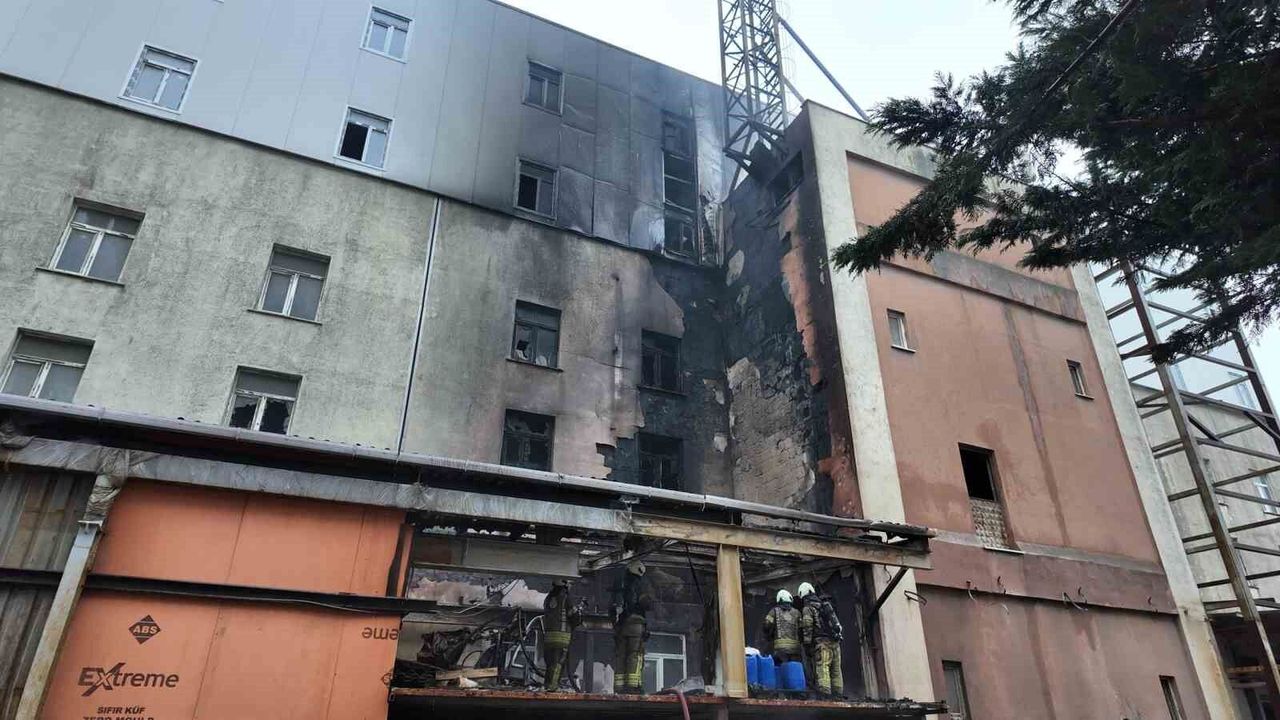 Arnavutköy'de korkutan fabrika yangını