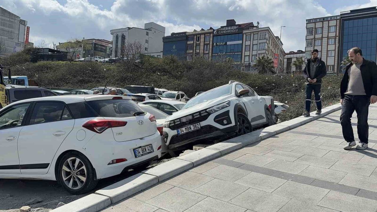 Arnavutköy'de park etmek isterken araçların üzerine çıktı